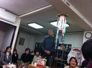くす玉と鏡割りを終え、気持ちよく挨拶中の花本(^_^;)