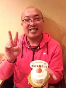 持っている人のせいで、小さく見えますが、立派なケーキでした。