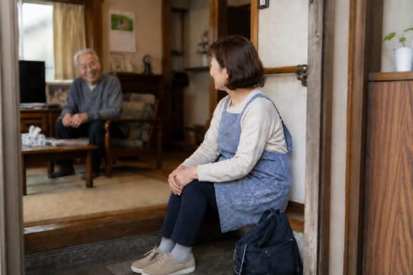 利用者さん宅で帰り際にあいさつするヘルパー