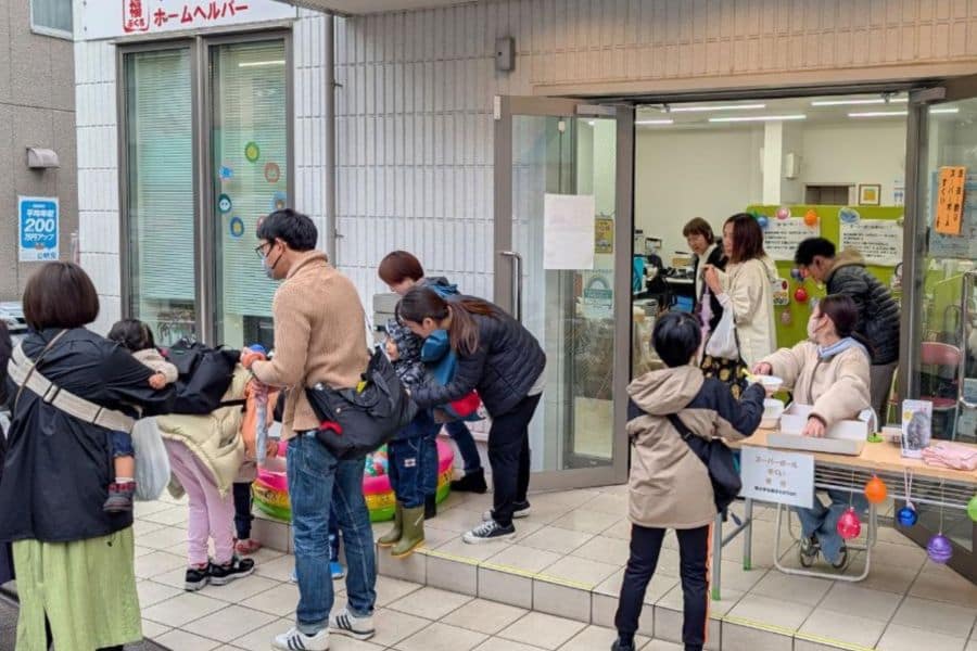 お祭りに集う地域の子どもたち・介護のたくみ店頭